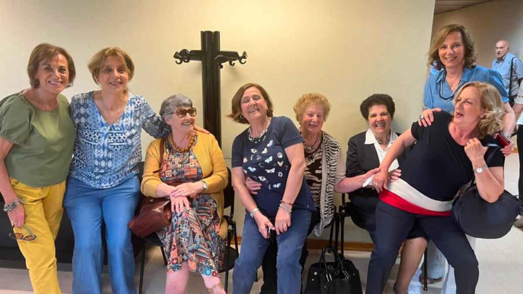 Carla Vertecchi al centro in primo piano e in fondo a destra nella foto Romano Pellegrino.Da sinistra: Brunella Eugeni,MariaTeresa Succurro,Carla Vertecchi,Rosalba Valentini,Vera Guagliardi, Maria Ceraudo,Tina Fava ,Gabriella Anello e Romano Pellegrino.