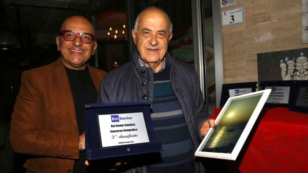 Romano Pellegrino premiato da Giampiero Mazza