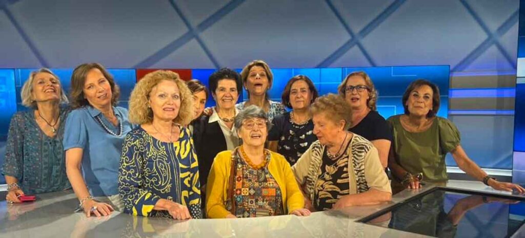 Carla Vertecchi al centro con le colleghe di lavoro alla sede RAI della Calabria