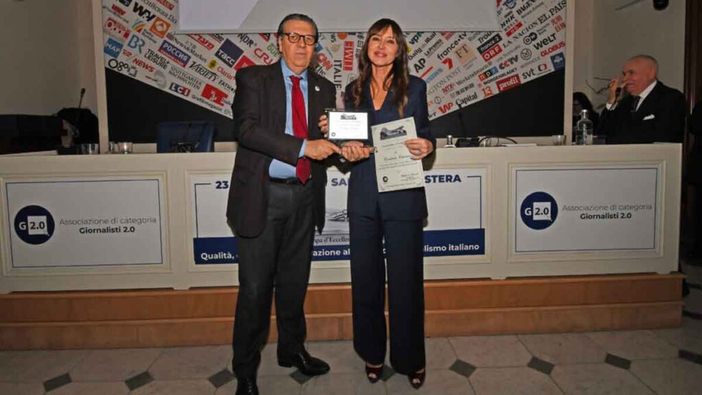 La premiazione di Cristina Caruso,straordinaria cronista e inviata sportiva a RAI SPORT:
Roma23.01.2026 Sala Stampa Estera “Premio Stampa d’Eccellenza – Giornalisti 2.0” G.Leanza ph