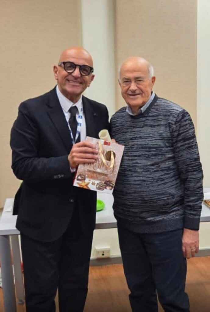 Romano Pellegrino, a destra nella foto, premiato e festeggiato dal suo successore oggi lla guida di RAI Senior Giampiero Mazza