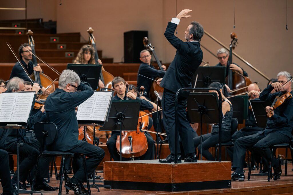 È la Sinfonia n. 6 in la minore di Gustav Mahler, detta “Tragica”, che l’Orchestra Sinfonica Nazionale della Rai e il suo Direttore principale uscente Andrés Orozco-Estrada propongono in occasione del concerto inaugurale della Stagione 2026/2027