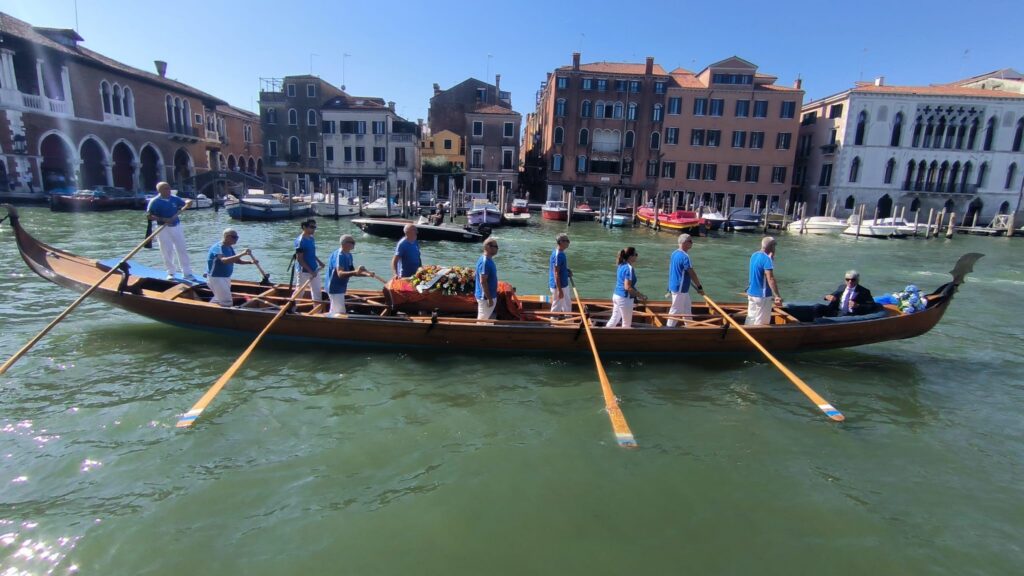 Funerali solenni in gondola e in laguna per lo storico Giorgio Crovato, fratello del giornalista RAI Maurizio Crovato, che qui ricorda per noi la loro infanzia comune.