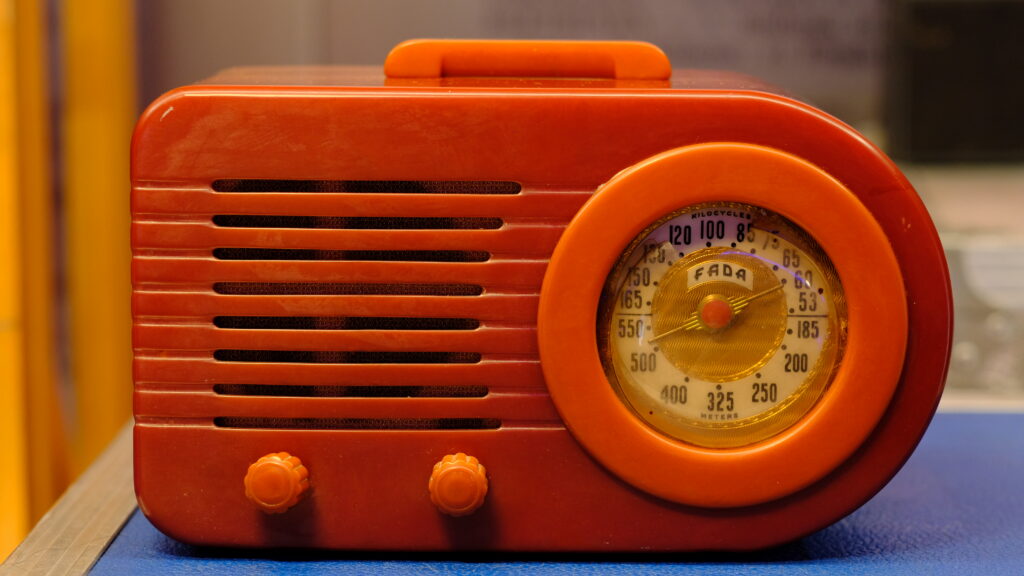 Renzo Arbore regala al Museo RAI di Torino una radio d'epoca della sua collezione.
